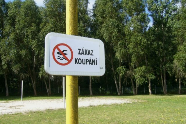 Někteří turisté na zákaz nedbají a navzdory prokazatelně zdraví škodlivým sinicím si podle slov jedné z návštěvnic naplno užívají dovolenou. | foto: Tomáš Mařas,  Český rozhlas