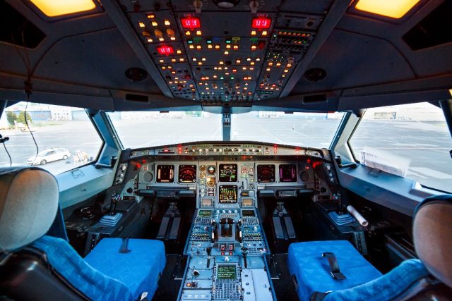 Kokpit dopravního letadla Airbus A330  (ilustrační foto) | foto:  ČSA