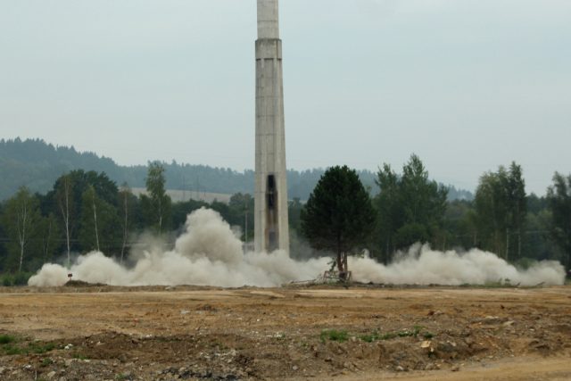 Výbuch 5 kg trhaviny u paty komínu | foto: Tomáš Mařas,  Český rozhlas