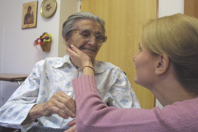 Andrea Radomská s paní Anežkou v hospicu Strom života v Novém Jičíně | foto: archiv Andreji Radomské