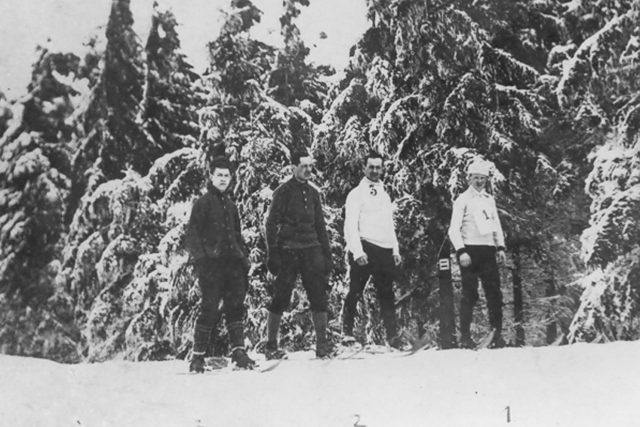 První závody na Pláních pod Ještědem,  1909 | foto:  Archiv Pavla D. Vinkláta