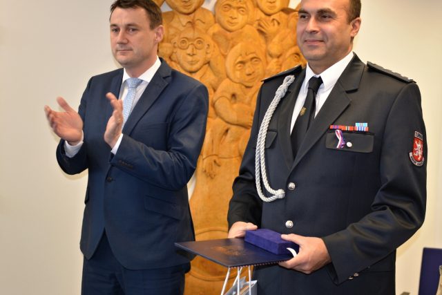 Jeden z oceněných hasičů,  Martin Bartoníček obdržel medaili od hejtmana LK Martina půty | foto: Liberecký kraj
