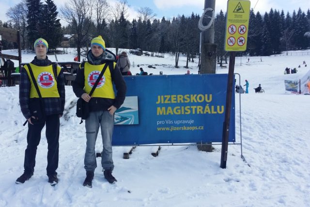 Pavel Dvořák a Marek Skaličan v Bedřichově vybírají dobrovolné příspěvky na úpravy tratí Jizerské magistrály | foto: Šárka Škapiková,  Český rozhlas