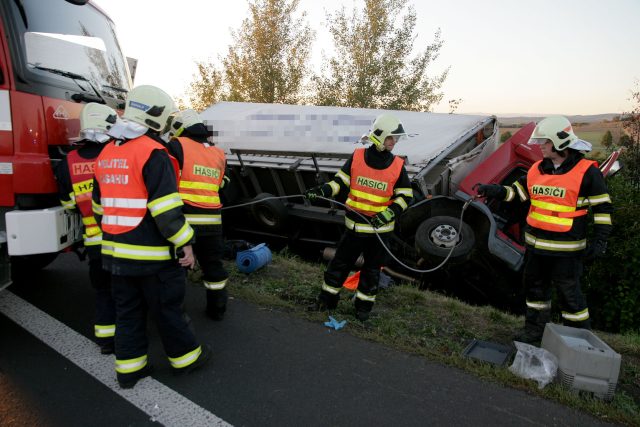 Tragická dopravní nehoda u Loun | foto:  Hasičský záchranný sbor Úst. kraje,  Michal Hrdlička