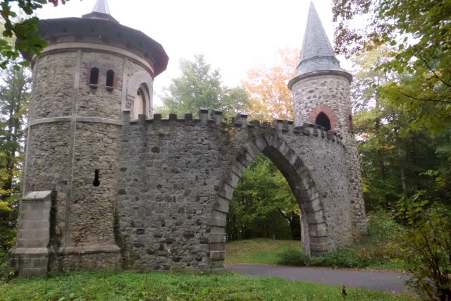Arturův hrad nechali u Sychrova vystavět Rohanové někdy kolem poloviny 19. století,  přesný rok vzniku není znám | foto: Michaela Vlková