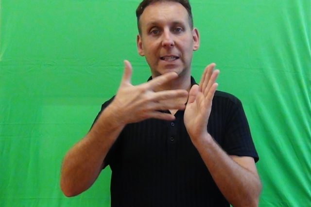 Tlumočník Roman Vránek,  který pro Technické muzeum v Liberci připravil popisky exponátů ve znakovém jazyce | foto: Roman Vránek
