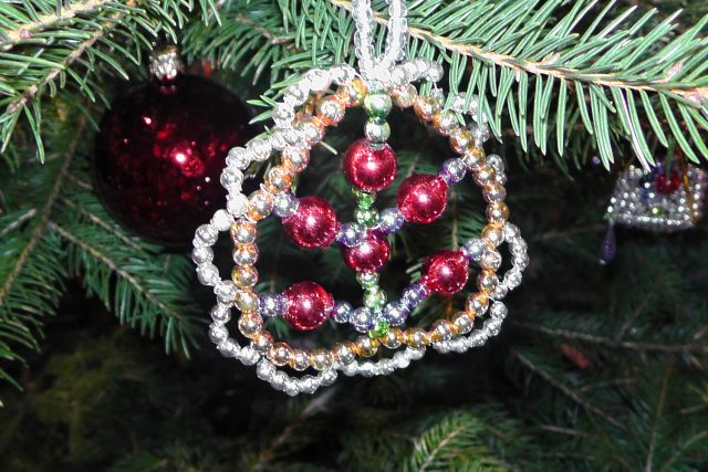 Poniklá je posledním místem na světě,  kde se vyrábí vánoční ozdoby ze skleněných foukaných perliček | foto: Ivana Bernáthová,  Český rozhlas