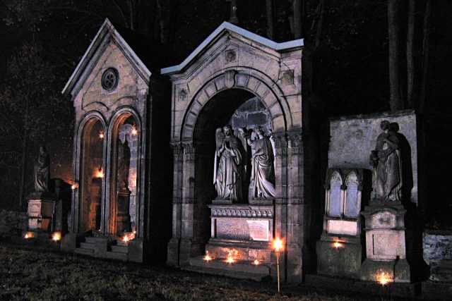 Starý hřbitov v Kamenickém Šenově je spíše galerií | foto: Adam Hotař,  archiv spolku Sonow