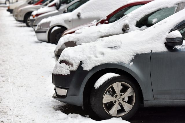 Před jízdou musíte auto očistit od sněhu,  jinak riskujete pokutu | foto: Filip Jandourek