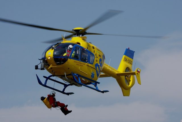 Chlapce transportovala do pražské Fakultní nemocnice v Motole letecká záchranná služba  (ilustr. foto) | foto:  DSA