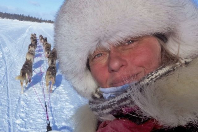 Musherka Jana Henychová a její závodní musherské selfie se psí smečkou na trati závodu Finnmarktslopet | foto: Jana Henychová
