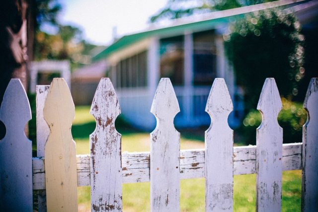 Příčinou hádek mezi sousedy často bývá i to,  kdo opraví starý plot. V takových případech je dobré řídit se pravidlem pravé ruky,  radí právník | foto:  pixabay.com