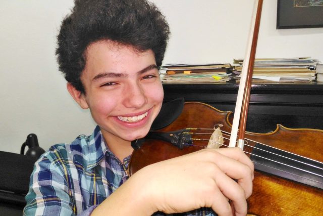 O dvanáctiletém Danielu Matejčovi říkají jeho hudební učitelé,  že je to největší houslový talent,  který na škole měli | foto: Lucie Fürstová,  Český rozhlas