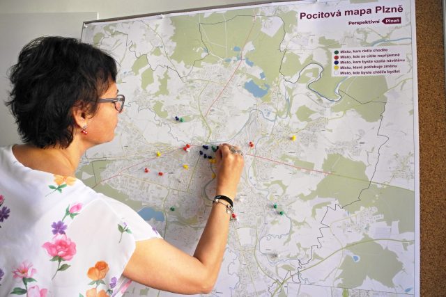 Obyvatelé Plzně můžou ovlivnit budoucnost města pomocí barevných špendlíků. Zapichovat je budou do takzvané pocitové mapy | foto:  Magistrát města Plzně