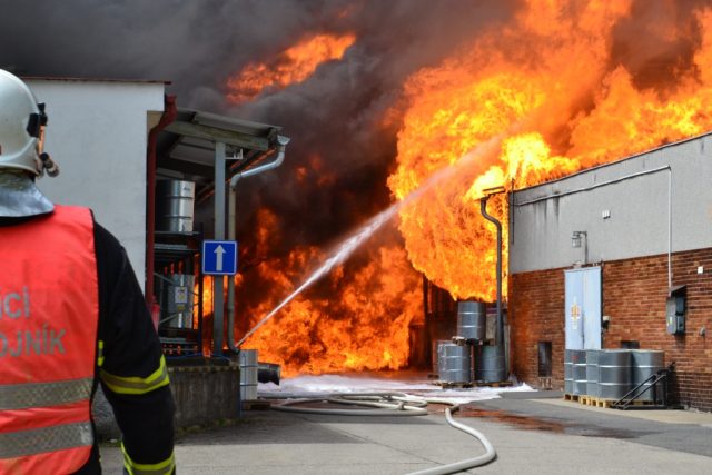 Požár libereckého podniku Severochema | foto:  Hasičský záchranný sbor Libereckého kraje