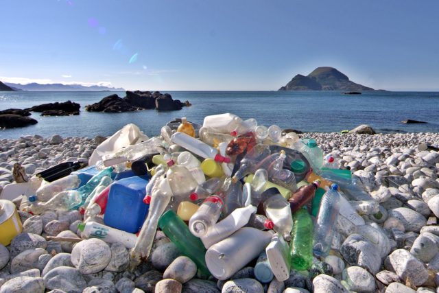 Výsledek úklidu pláže v odlehlé části Norska. Odpad sem přináší vítr a mořské proudy | foto:  CC BY-NC-ND 2.0,  Bo Eide