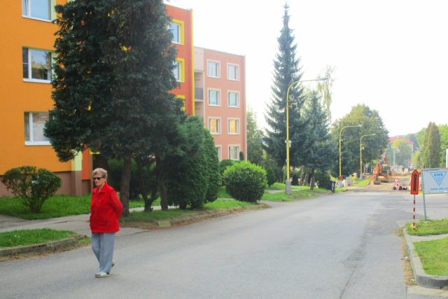 Obyvatelé sídliště u frýdlantské nemocnice se můžou těšit na více parkovacích míst a novou silnici | foto: Jaroslava Mannová