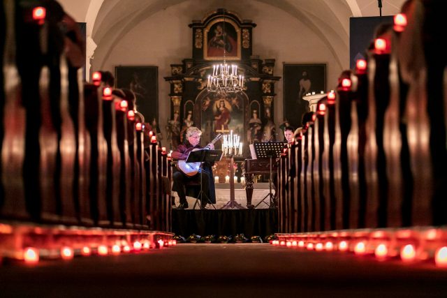 Koncert při svíčkách v kostele sv. Barbory v Zahrádkách - Zuzana Lapčíková a Vladislav Bláha,  2017 | foto:  Lípa Musica,  atelier Lukáš Pelech