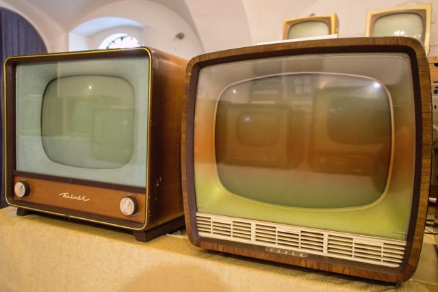 Na výstavě v lomnickém muzeu uvidí návštěvníci 40 historických televizorů | foto: Jaroslav Hoření,  Český rozhlas