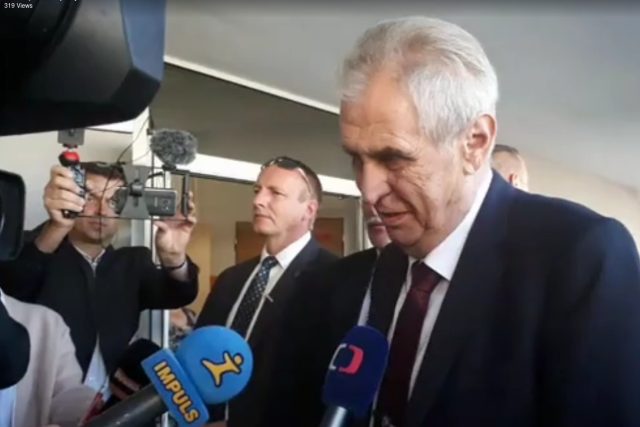 Miloš Zeman odpovídá novinářům při odchodu z volební místnosti | foto: Josef Kopecký,  Český rozhlas