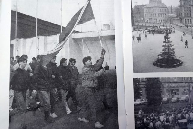 Vlevo: Fotografie studentů střední průmyslové školy v Liberci,  kterou Milan Drahoňovský vyfotil 20. listopadu 1989 před svým domem na Masarykově,  tehdy Leninově,  třídě v Liberci | foto: Hana Hauptvogelová,  Český rozhlas