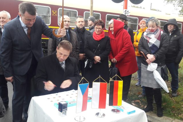 Zástupci samospráv a dopravních svazů z Česka,  Německa a Polska podepsali výzvu svým vládám,  aby zintenzivnily jednání o obnově trati | foto: Ivana Bernáthová