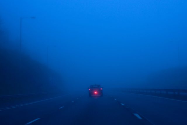 Auto s rozsvíceným zadním mlhovým světlem | foto: Profimedia