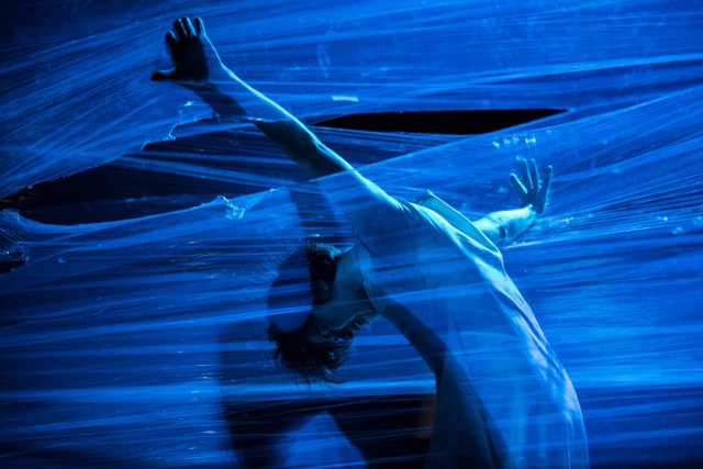 Karolína Baranová v premiéře hry Henrika Ibsena Paní z moře | foto: Malé divadlo Liberec