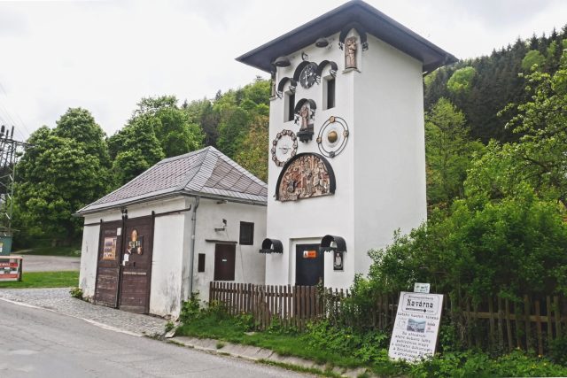 Chaloupkův orloj v bývalé trafostanici v Kryštofově Údolí | foto: Pavel Petr,  Český rozhlas