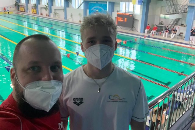 Plavec Jakub Bursa  (vpravo) a jeho trenér Štěpán Matek | foto: archiv Štěpána Matka