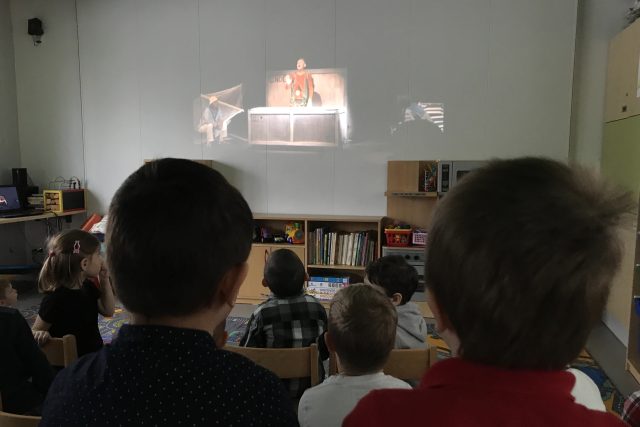 Děti z ostašovské mateřské školy sledují divadelní představení | foto: Lucie Fürstová,  Český rozhlas