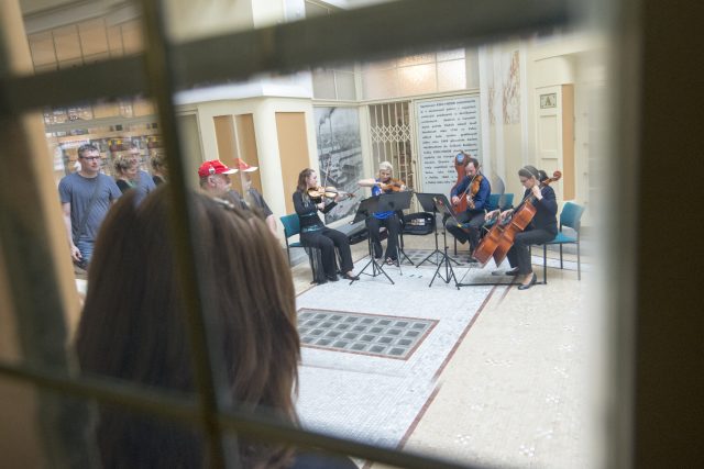V červnu například filharmonie vyrazila do ulic. Hudebníci hráli v restauracích nebo v Machoňově pasáži | foto: Josef Vostárek,  ČTK