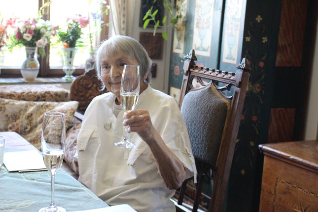 Paní Jarmila Bernardová z Jablonce nad Nisou oslavila 100. narozeniny | foto: Magistrát města Jablonec nad Nisou