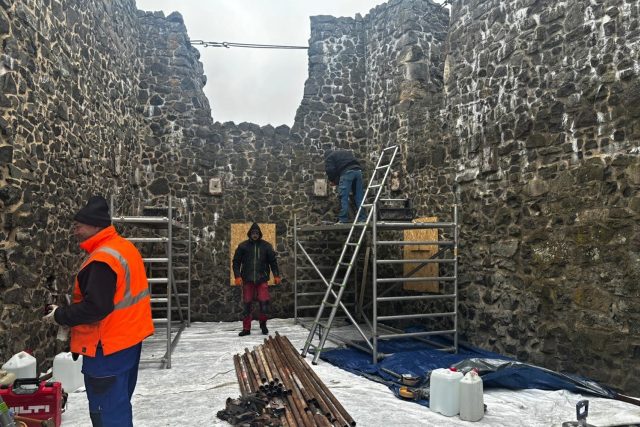 Dělníci staví na věži Baba na Troskách nový ochoz,  na hlavní letní sezonu roku 2024 má být hotový | foto: Johana Tománková