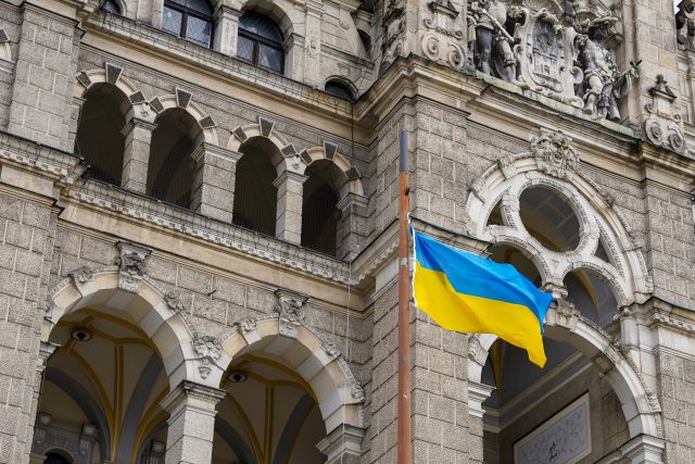 Ukrajinská vlajka na liberecké radnici | foto: Statutární město Liberec