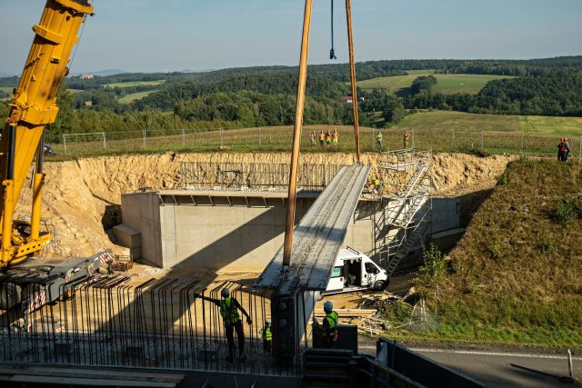 Stavba ekoduktu nad silnicí I/13 u Bílého Kostela nad Nisou | foto: Radek Petrášek,  ČTK / Profimedia