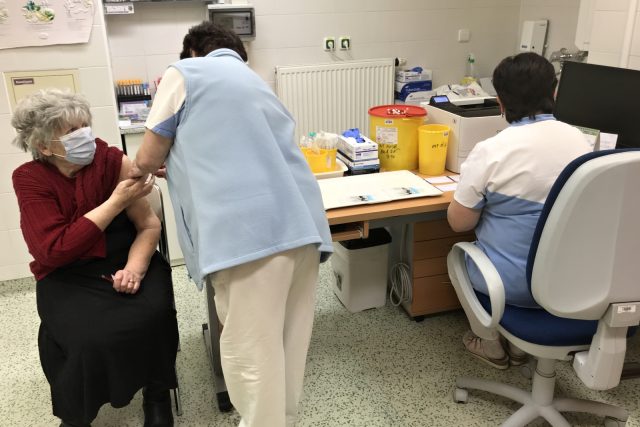 V očkovacím centru jablonecké nemocnice dostane v současnosti denně vakcínu jen 12 seniorů nad 80 let | foto: Lucie Fürstová,  Český rozhlas