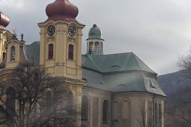 Jedna z věží hejnické baziliky je poničená | foto: Eva Malá