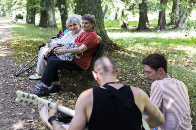 Senioři a mladí lidé v parku  (ilustr. foto) | foto: Spolek Hurá na Výlet!