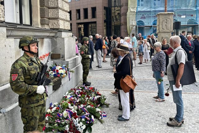 Lidé přišli uctít památku obětí invaze vojsk Varšavské smlouvy do Československa v roce 1968 k památníku na libereckém náměstí | foto: Pavla Štěpánová