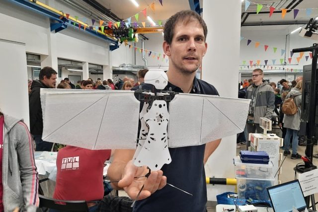 Matěj Karásek představuje svůj dron s křídly kolibříka | foto: Tomáš Mařas,  Český rozhlas