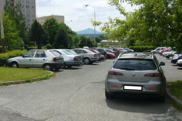 Regenerace sídliště Špičák probíhá už několik let. Mimo jiné mají přibýt parkovací místa  (ilustrační snímek) | foto: Tomáš Mařas,  Český rozhlas