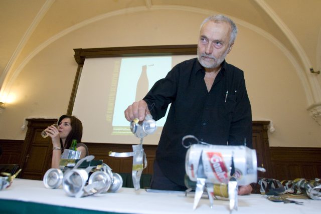 Profesor Vratislav Karel Novák ukazuje práce studentů plzeňského ústavu umění a designu | foto: Daniel Beran,  MFDNES + LN / Profimedia