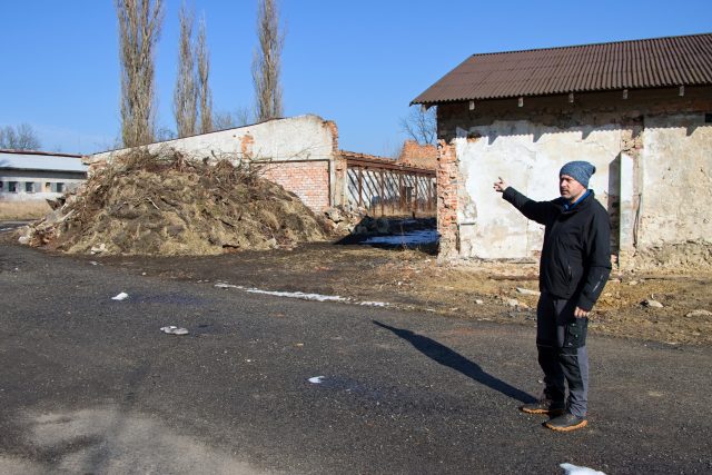 Starosta Kunratic Milan Götz ukazuje řadu budov a ploch,  které patří k Jedničce a které postupně uklízejí | foto: Jaroslav Hoření,  Český rozhlas