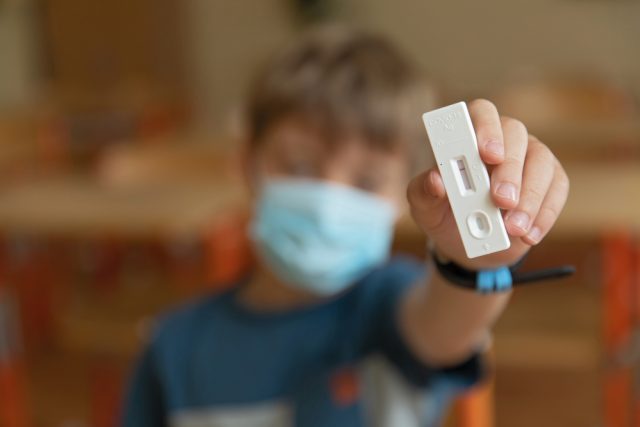 O plošném testování dětí ve školách rozhodla vláda kvůli zhoršující se epidemické situaci v Česku  (ilustrační snímek) | foto: Shutterstock