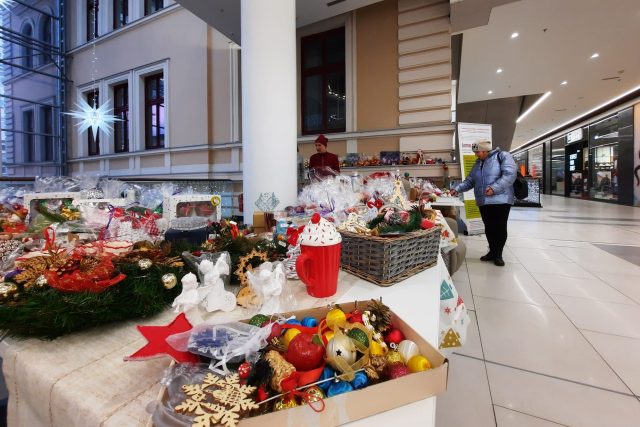 Koupí vánočních ozdob můžou lidé v libereckém obchodním domě Forum podpořit onkologicky nemocné a jejich rodiny | foto: Tomáš Mařas,  Český rozhlas