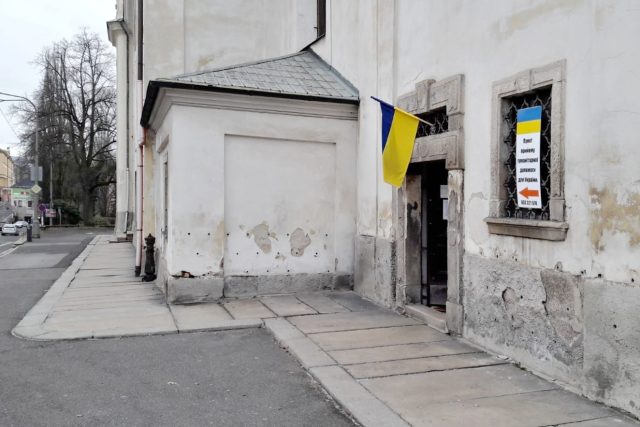 Vchod do kostela na libereckém Malém náměstí | foto: Šárka Škapiková,  Český rozhlas