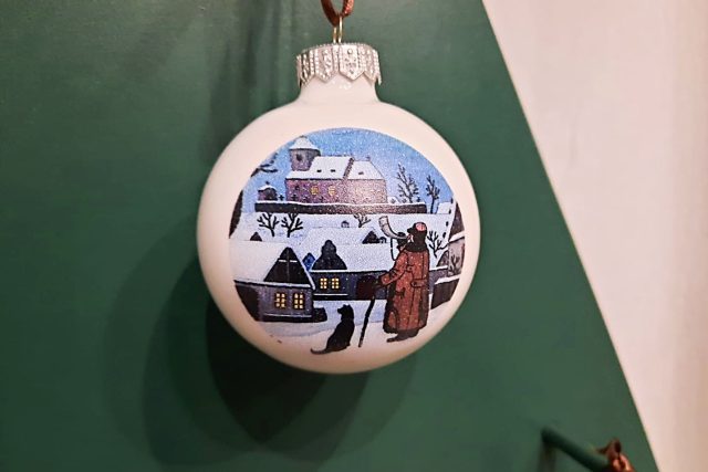 Jedna z typických maleb Josefa Lady na vánoční ozdobě | foto: Tomáš Mařas,  Český rozhlas