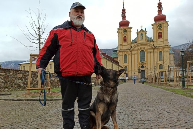 František Schejbal starší a jeho pes Uran | foto: Facebook Psovodi JSDHO a SDH Hejnice