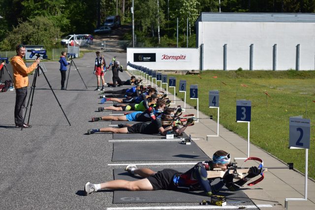 Biatlonisté nabírají v přípravě fyzickou kondici a pilují také klidovou střelbu | foto: Martin Veselý